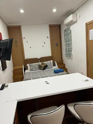 Una televisión o centro de entretenimiento en Estudio Nueva Numancia