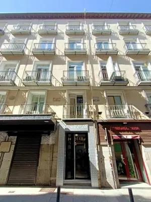 Edificio en el que se encuentra el hostal o pensión