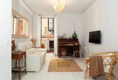Una televisión o centro de entretenimiento en Elegante y amplio, junto a la Plaza Mayor
