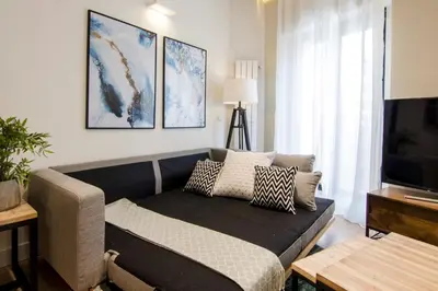 Una televisión o centro de entretenimiento en Brand New Amazing 3BD 2BD Gran Vía-Malasaña