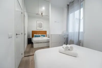 Cama o camas de una habitación en Bright and Cozy 2BD 2BT GranVia