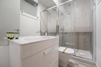 Un baño de Bright and Cozy 2BD 2BT GranVia