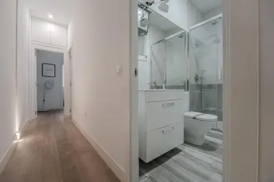 Un baño de Bright and Cozy 2BD 2BT GranVia