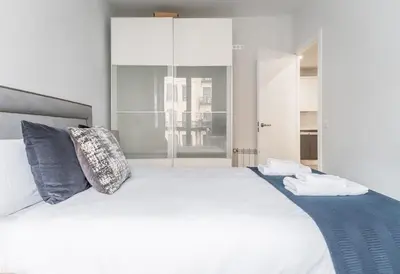 Cama o camas de una habitación en Brand-new Modern apt in Alcalá St -Salamanca 3BD