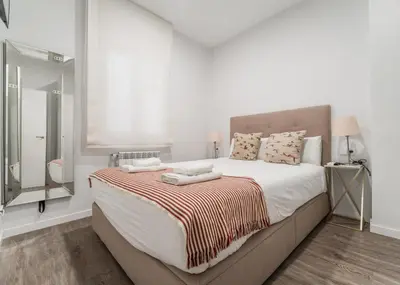 Cama o camas de una habitación en Brand-new Modern apt in Alcalá St -Salamanca 3BD