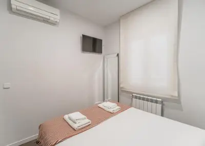 Cama o camas de una habitación en Brand-new Modern apt in Alcalá St -Salamanca 3BD