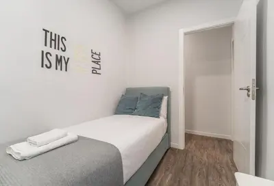 Cama o camas de una habitación en Brand-new Modern apt in Alcalá St -Salamanca 3BD