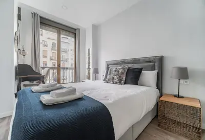 Cama o camas de una habitación en Brand-new Modern apt in Alcalá St -Salamanca 3BD