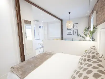 Cama o camas de una habitación en Oasis ii: lujo a pasos del prado