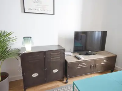 Una televisión o centro de entretenimiento en Flexliving Morería - monthly rentals & other non tourist stays only