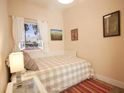 Cama o camas de una habitación en Acogedor callao! 2hab/wifi/ac