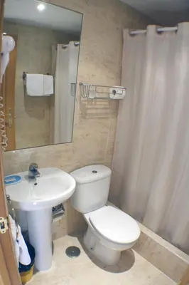 Un baño de Hostal Santa Cruz
