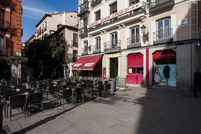 Edificio en el que se encuentra el hostal o pensión