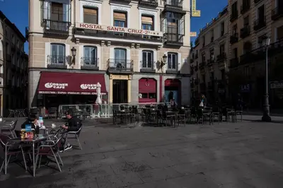 Edificio en el que se encuentra el hostal o pensión