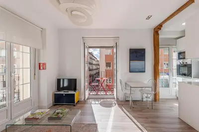Una televisión o centro de entretenimiento en Waou Chueca I - Alquiler Corta Duración