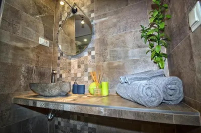 Un baño de T-Homes - Cuenca
