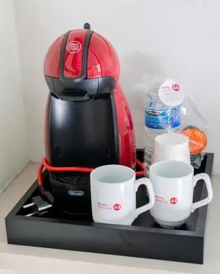 Utensilios para hacer té y café en Hostal Charlotte-Gran Vía