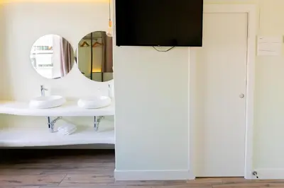 Una televisión o centro de entretenimiento en Hostal Charlotte-Gran Vía