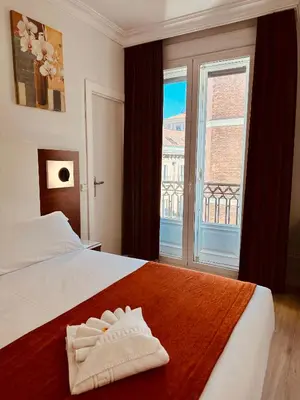 Cama o camas de una habitación en Hostal Abadia Madrid