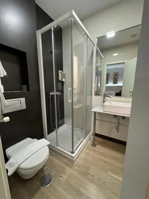 Un baño de Hostal Abadia Madrid