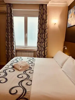Cama o camas de una habitación en Hostal Abadia Madrid