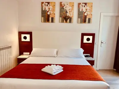 Cama o camas de una habitación en Hostal Abadia Madrid