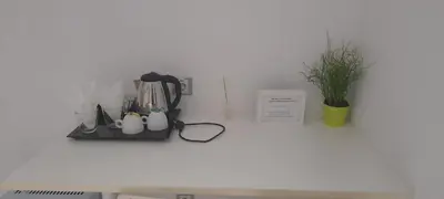 Utensilios para hacer té y café en Hostal Adis