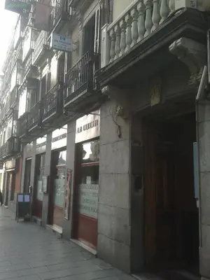 Edificio en el que se encuentra el hostal o pensión