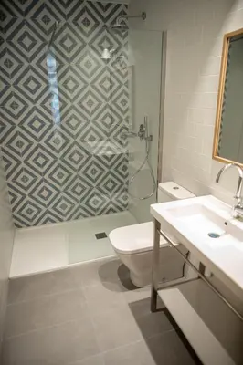 Un baño de Plaza Mayor Suites & Apartments