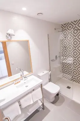 Un baño de Plaza Mayor Suites & Apartments