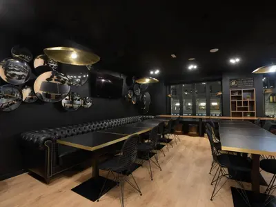 Un restaurante o sitio para comer en room00 Gran Vía Hostel