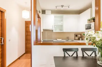 Una cocina o zona de cocina en Waou Gran Via I - Alquiler Corta Duración