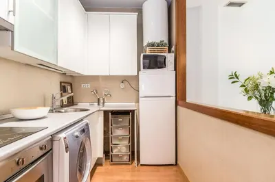 Una cocina o zona de cocina en Waou Gran Via I - Alquiler Corta Duración
