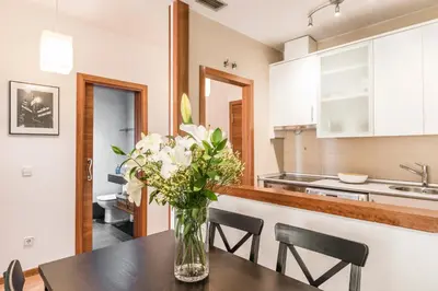 Una cocina o zona de cocina en Waou Gran Via I - Alquiler Corta Duración