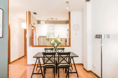 Una cocina o zona de cocina en Waou Gran Via I - Alquiler Corta Duración