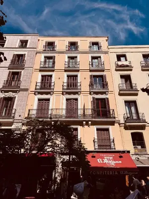 Edificio en el que se encuentra el hostal o pensión