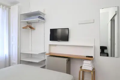 Una televisión o centro de entretenimiento en Hostal La Zona