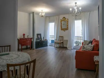 Zona de estar de Luminous, central, new and chic.