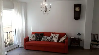 Zona de estar de Luminous, central, new and chic.