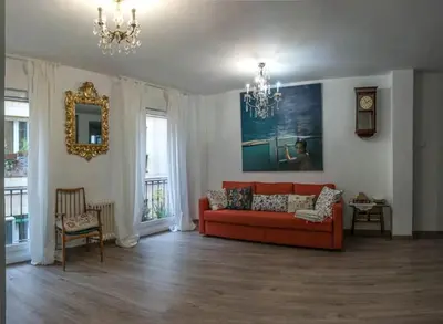 Zona de estar de Luminous, central, new and chic.