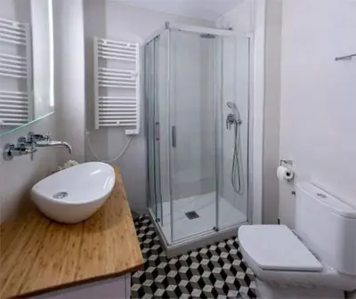 Un baño de Luminous, central, new and chic.