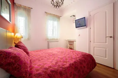 Una televisión o centro de entretenimiento en Hostal Adria Santa Ana