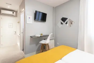 Una televisión o centro de entretenimiento en 8Rooms Madrid