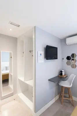 Una televisión o centro de entretenimiento en 8Rooms Madrid