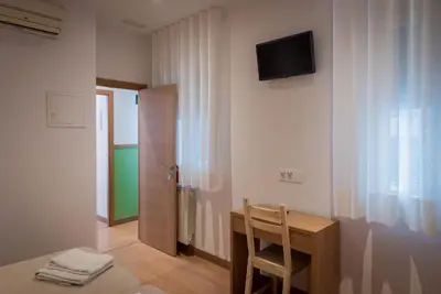 Una televisión o centro de entretenimiento en Hostal San Antonio