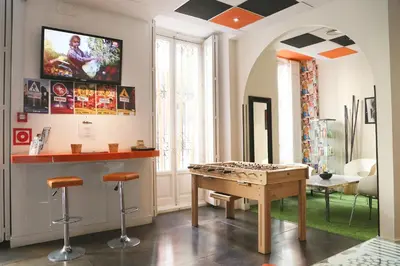 Una televisión o centro de entretenimiento en Hostels Meetingpoint