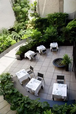 Jardín al aire libre en Atocha Hotel Madrid, Tapestry Collection by Hilton