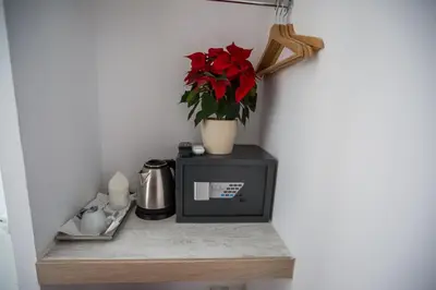 Utensilios para hacer té y café en Bloom Inn Madrid
