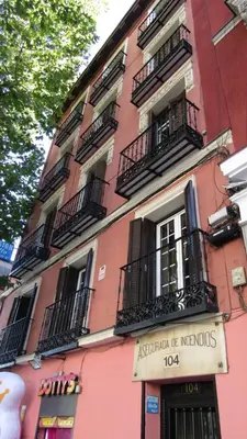 Edificio en el que se encuentra el hostal o pensión