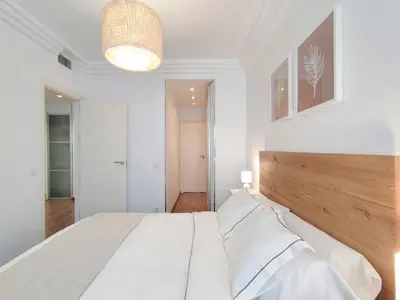 Cama o camas de una habitación en DFLAT Escultor Madrid Apartments